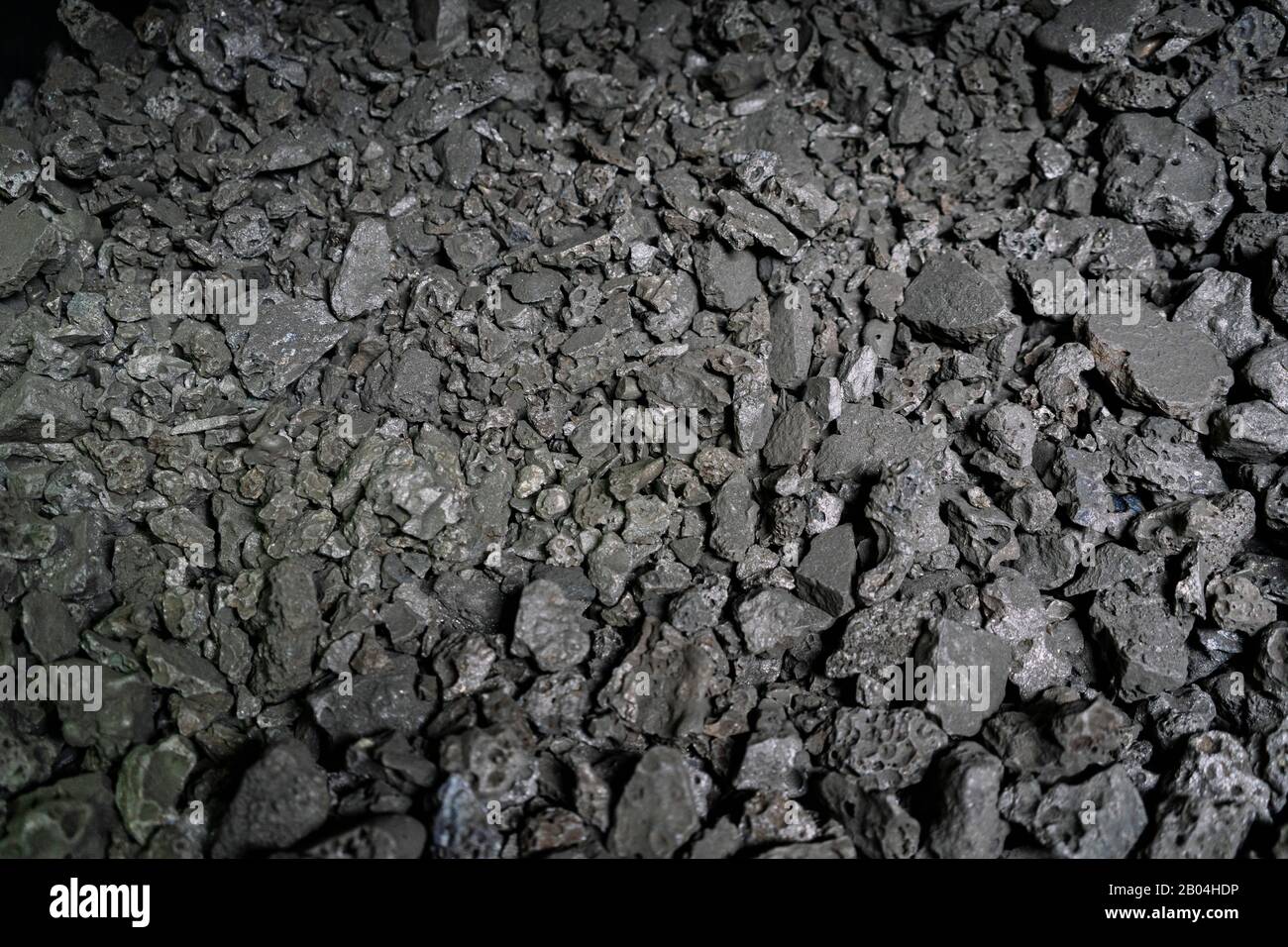 Details zu vielen Gießerei-Metallteilen, die zusammengestapelt sind. Eisen- und Stahlindustrie Stockfoto