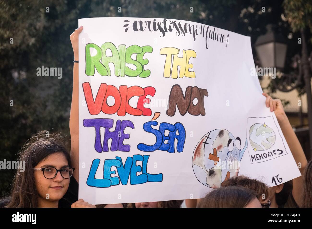 Junge Mädchen protestieren gegen den Klimawandel, indem sie ein Zeichen mit Botschaft zeigen. Stockfoto