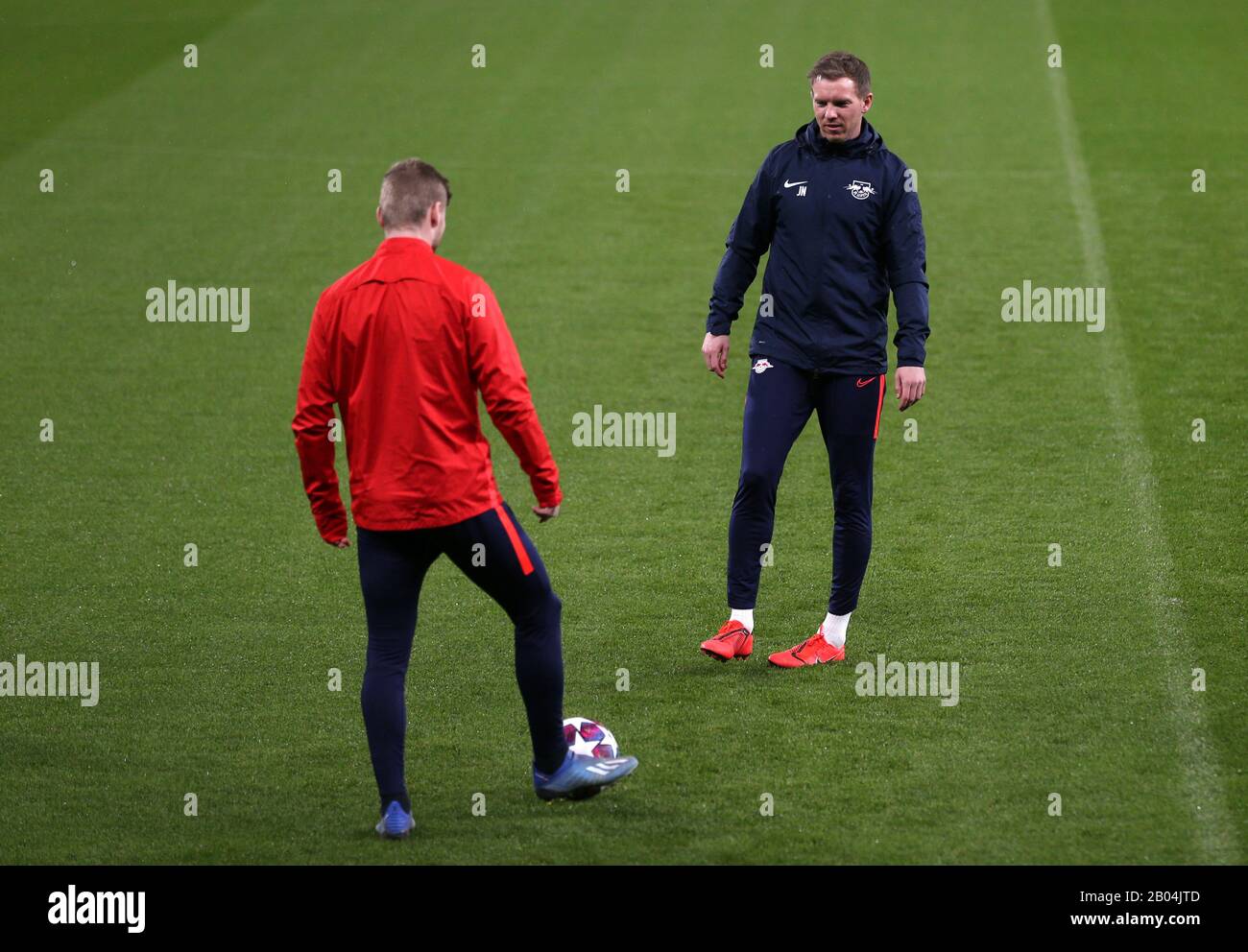 RB-Leipzig-Manager Julian Nagelsmann (rechts) während der Trainingseinheit im Tottenham Hotspur Stadium, London. Stockfoto