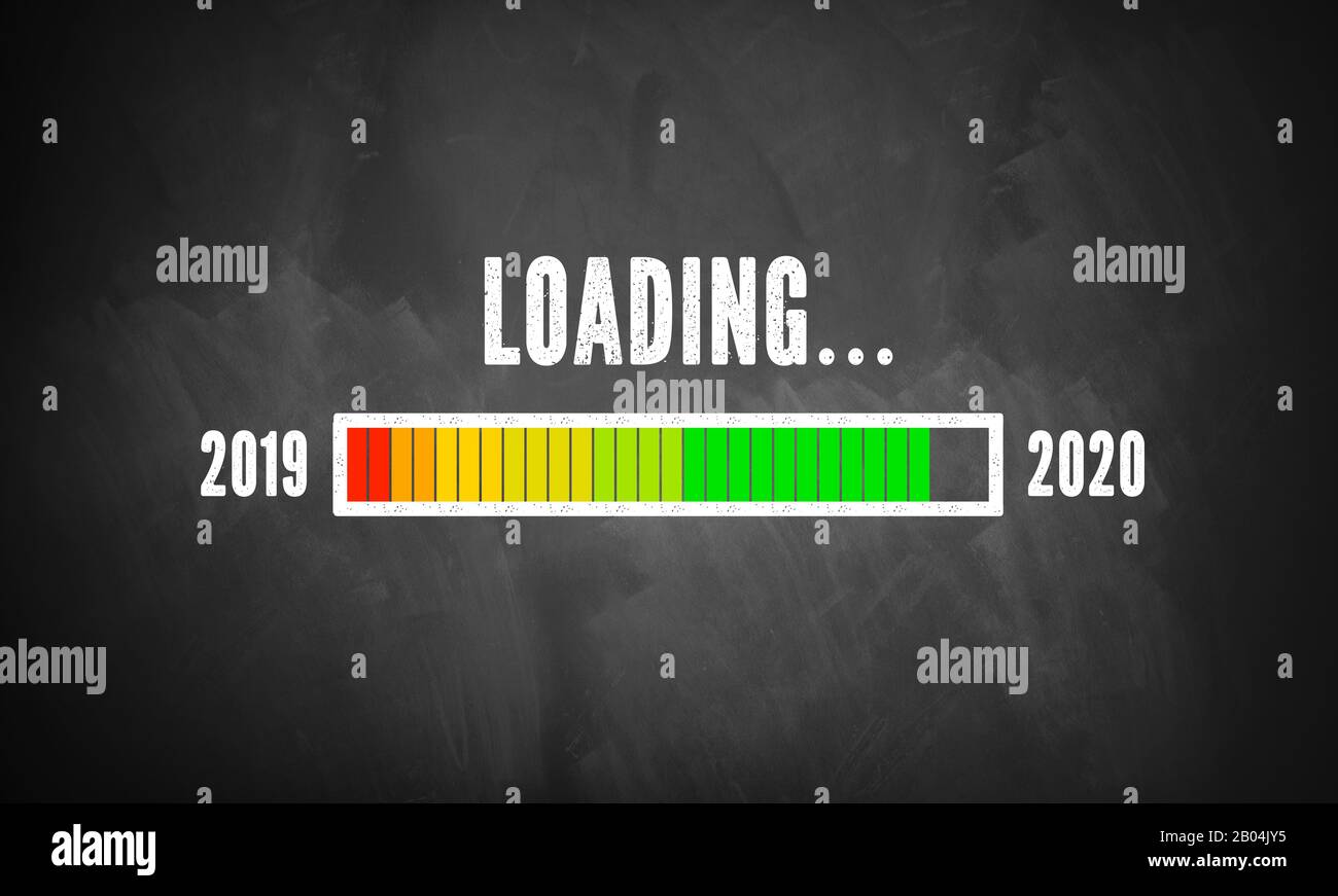 Fortschrittsbalken, der die Beladung von 2020 auf einem Schwarzen Brett anzeigt Stockfoto