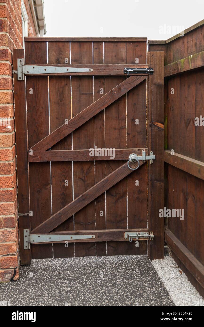 Z-Rahmen Gartentor aus Holz mit Riegel und Schrauben Stockfotografie - Alamy