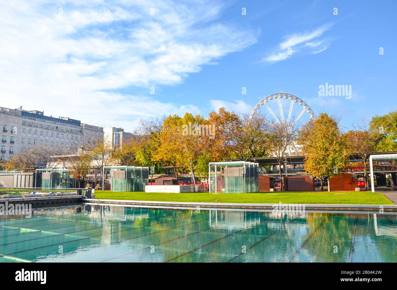Budapest, Ungarn - Nov 6, 2019: Ungarische Hauptstadt und Bäume im Herbst Farben. Wasser aus der benachbarten Brunnen im Vordergrund. Budapest Auge im Hintergrund. Größte Riesenrad Europas. Stockfoto