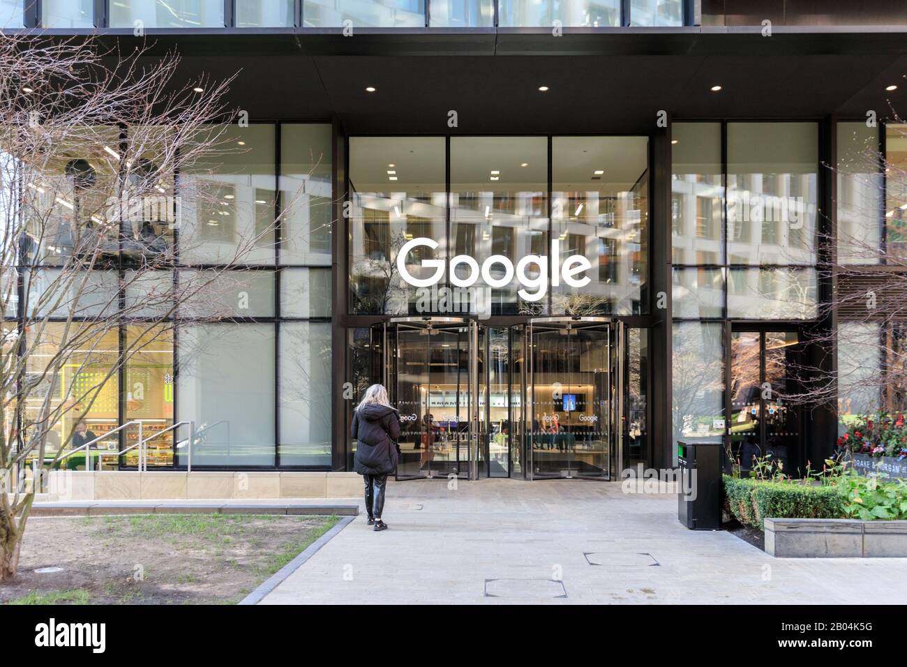 Hauptsitz und Büroeingang von Google UK, außen mit Logo bei Kings Cross, London, Großbritannien Stockfoto