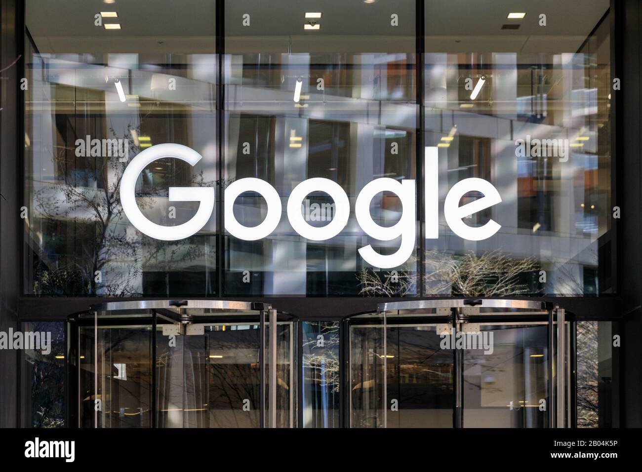 Hauptsitz und Büroeingang von Google UK, außen mit Logo bei Kings Cross, London, Großbritannien Stockfoto