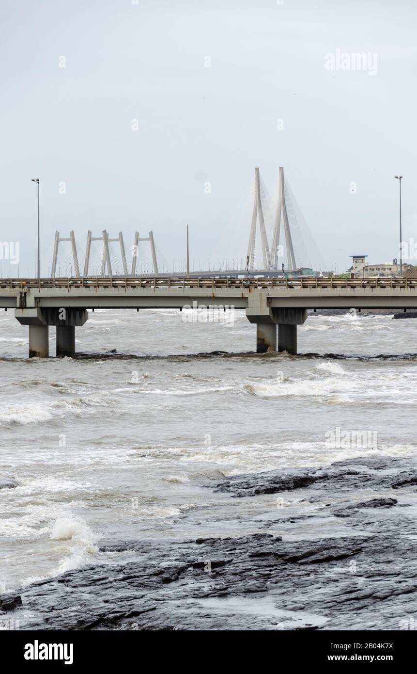 Blick auf das Cable Blieb Bridge of Bandra - Worli Sea Link in Mumbai, Maharashtra, Indien Stockfoto