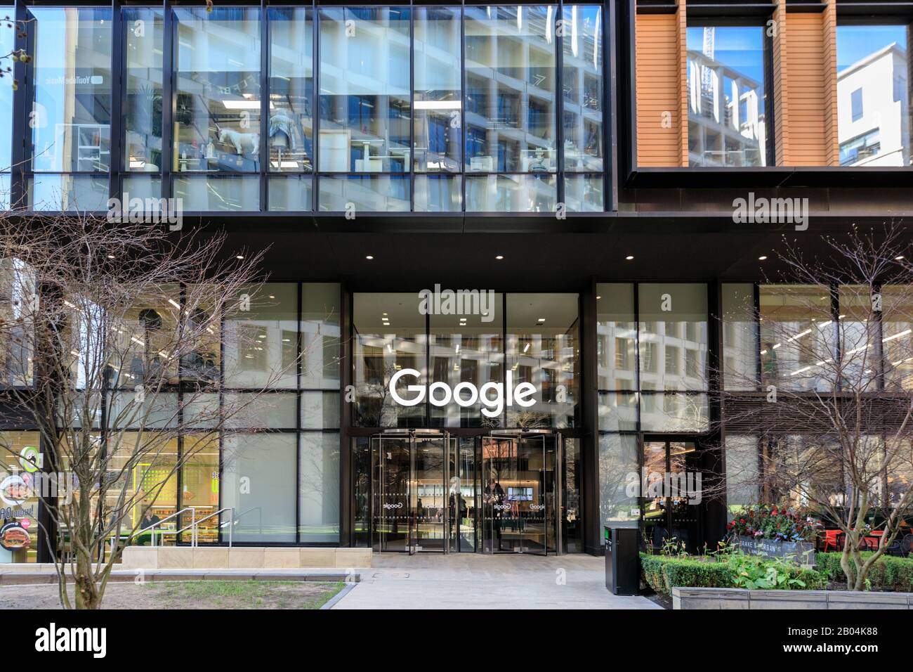 Hauptsitz und Büroeingang von Google UK, außen mit Logo bei Kings Cross, London, Großbritannien Stockfoto