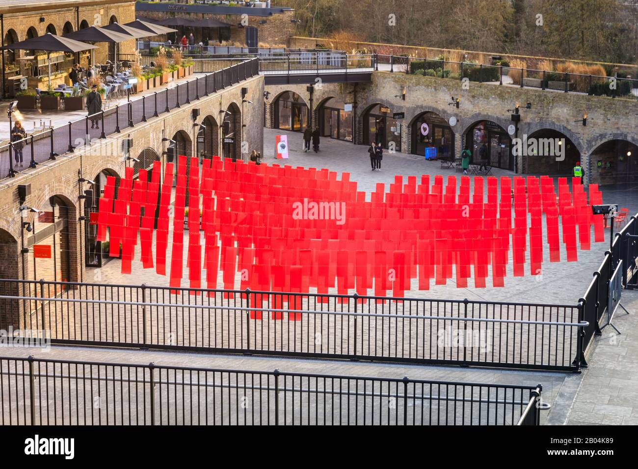Herzförmige Liebesinstallation im Coal Drops Yard zum Valentinstag, King's Cross, London, Großbritannien Stockfoto