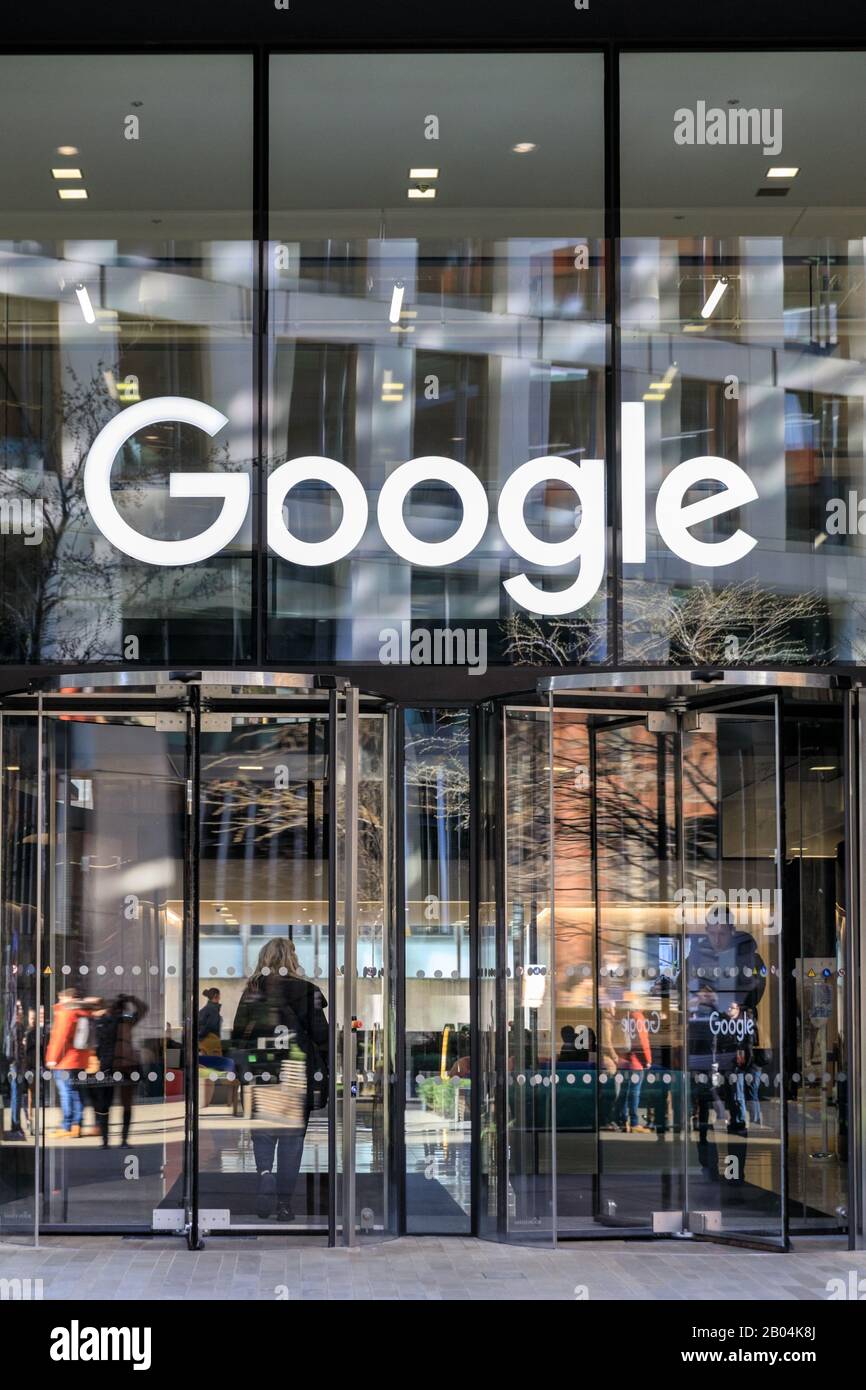 Hauptsitz und Büroeingang von Google UK, außen mit Logo bei Kings Cross, London, Großbritannien Stockfoto