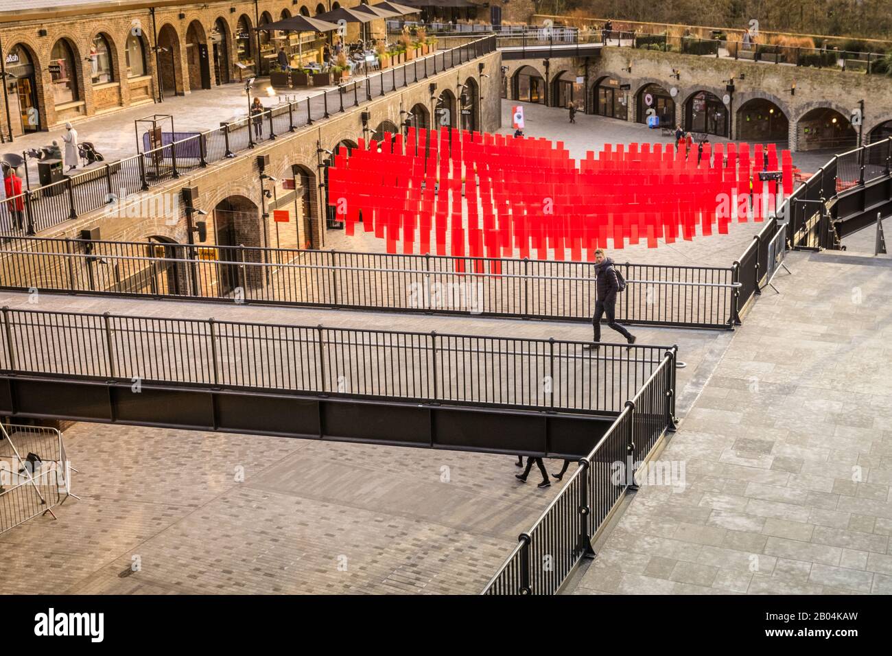 Herzförmige Liebesinstallation im Coal Drops Yard zum Valentinstag, King's Cross, London, Großbritannien Stockfoto