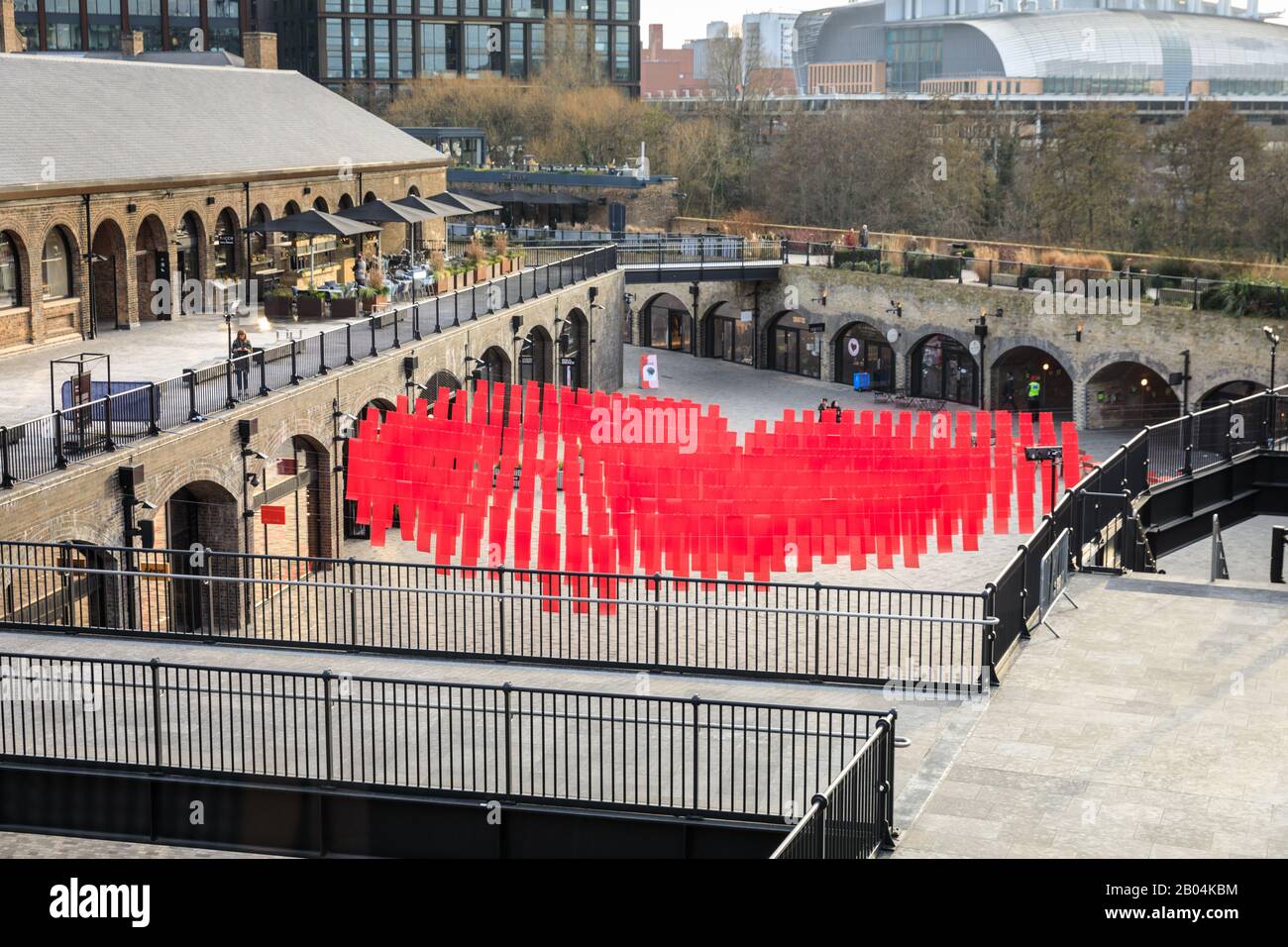 Herzförmige Liebesinstallation im Coal Drops Yard zum Valentinstag, King's Cross, London, Großbritannien Stockfoto