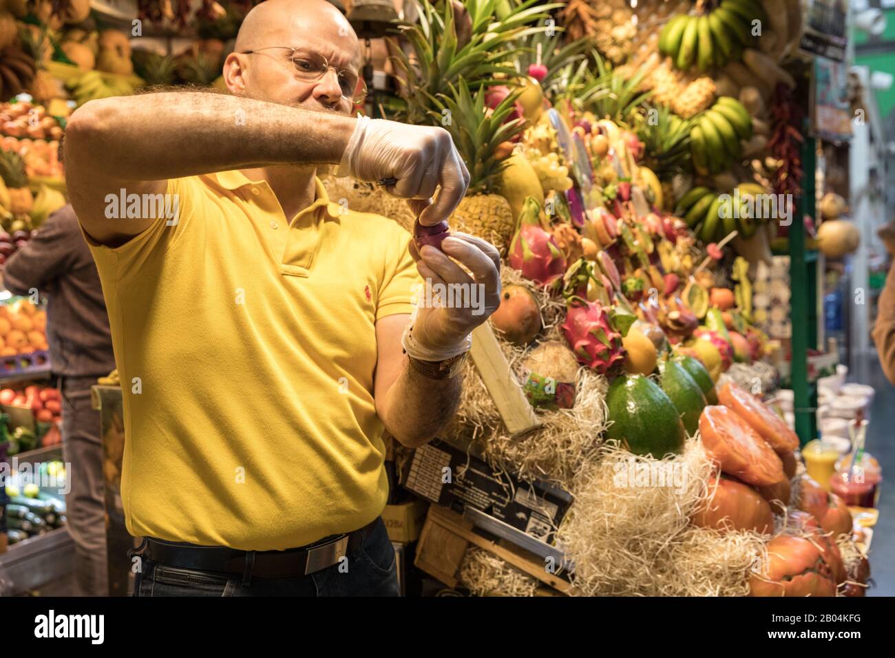 Demonstration der Zubereitung von essbaren Kakteenfrüchten auf einem Stand im Mercado De Vegueta Lebensmittelmarkt, Las Palmas Gran Canaria, Kanarische Inseln Stockfoto