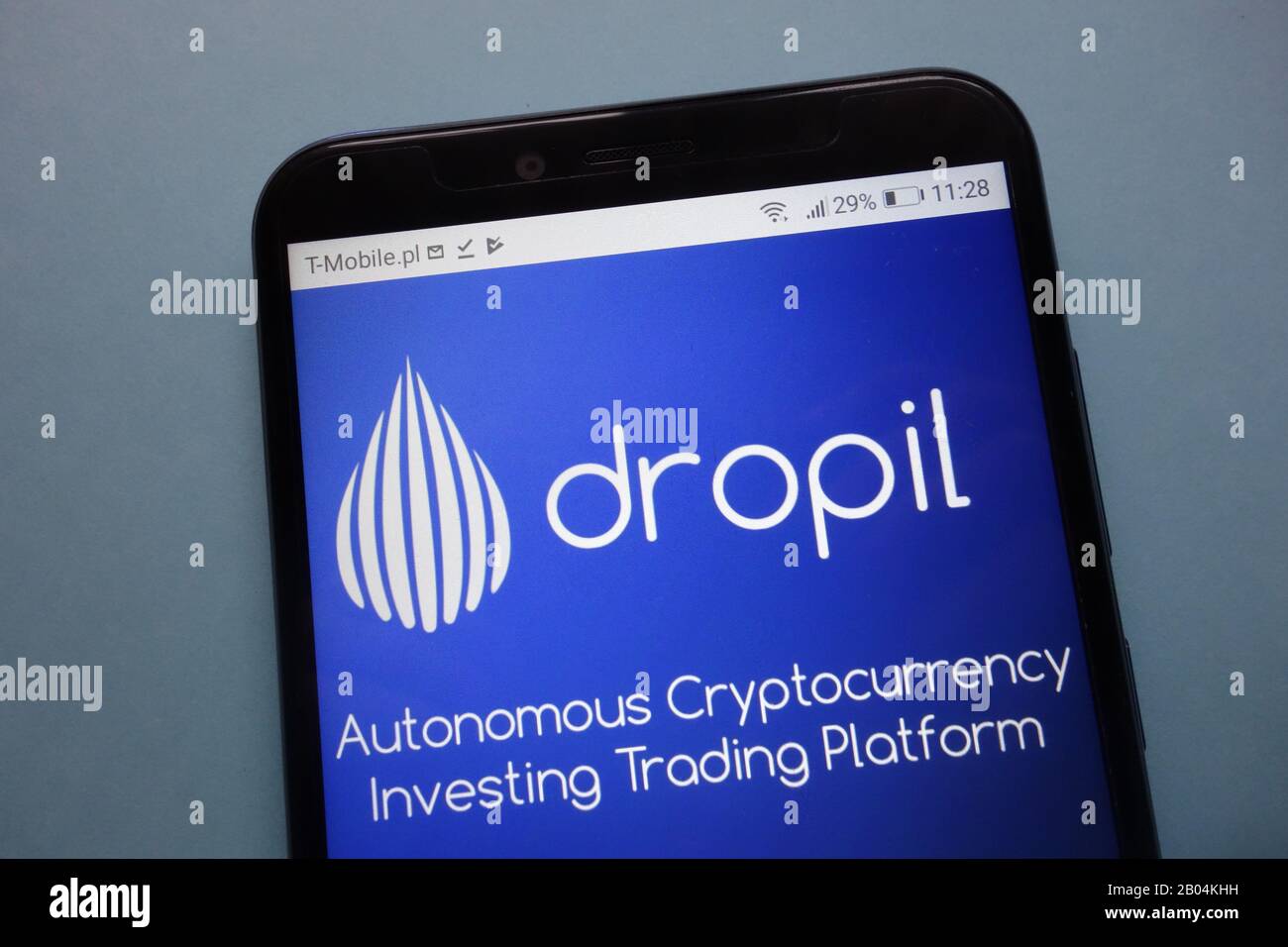 Dropil (DROP)-Kryptokurrency-Logo wird auf dem Smartphone angezeigt Stockfoto