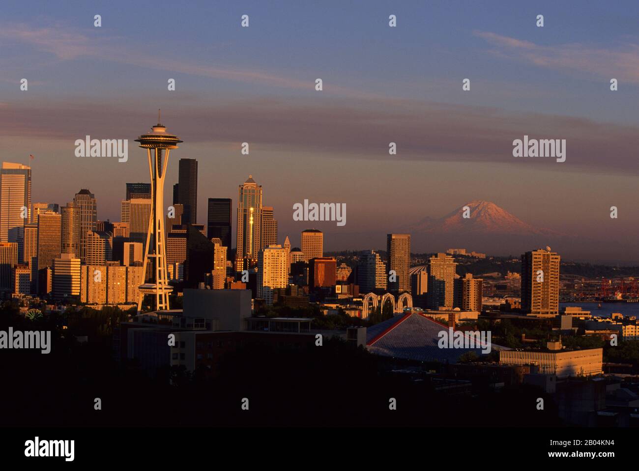 Blick auf die Skyline von Seattle und Space Needle im Abendlicht mit Mount Rainier im Hintergrund in Seattle, Washington State, USA. Stockfoto