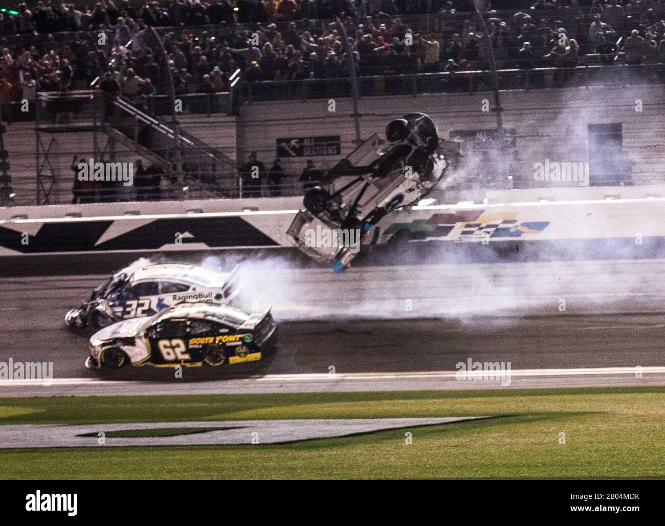 Daytona, Vereinigte Staaten. Februar 2020. Ryan Newman tumbelt durch das dreiovale Gebiet, nachdem er am Ende des 62. Daytona 500, am Montag, 17. Februar 2020 in Daytona, Florida, Kontakt hatte. Foto von Edwin Locke/UPI Credit: UPI/Alamy Live News Stockfoto