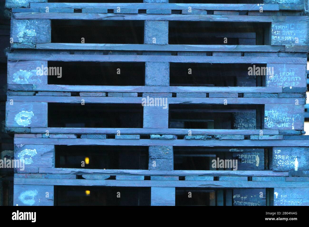 Ein Stapel blauer Holzpaletten (Pantone 2020) Stockfoto