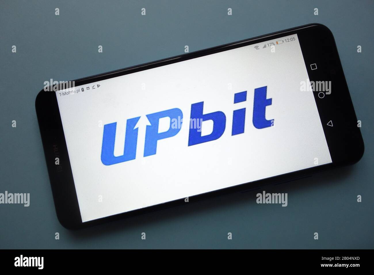 UPbit Cryptocurrency Exchange Logo wird auf dem Smartphone angezeigt Stockfoto