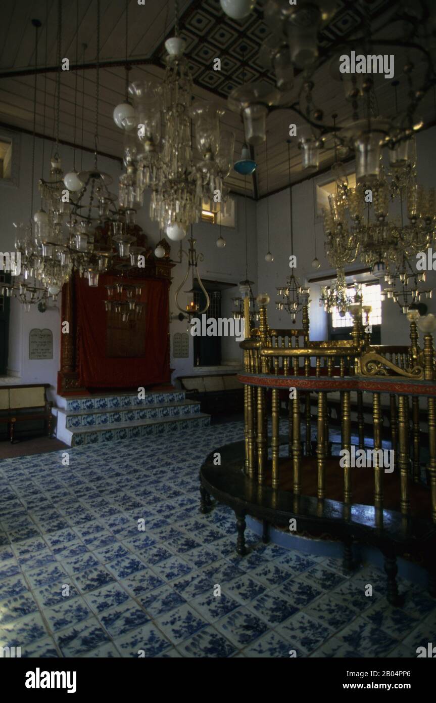 Chinesische Fliesen, die den Boden in der Synagoge in Jew Town of Cochin in Indien bedecken. Stockfoto