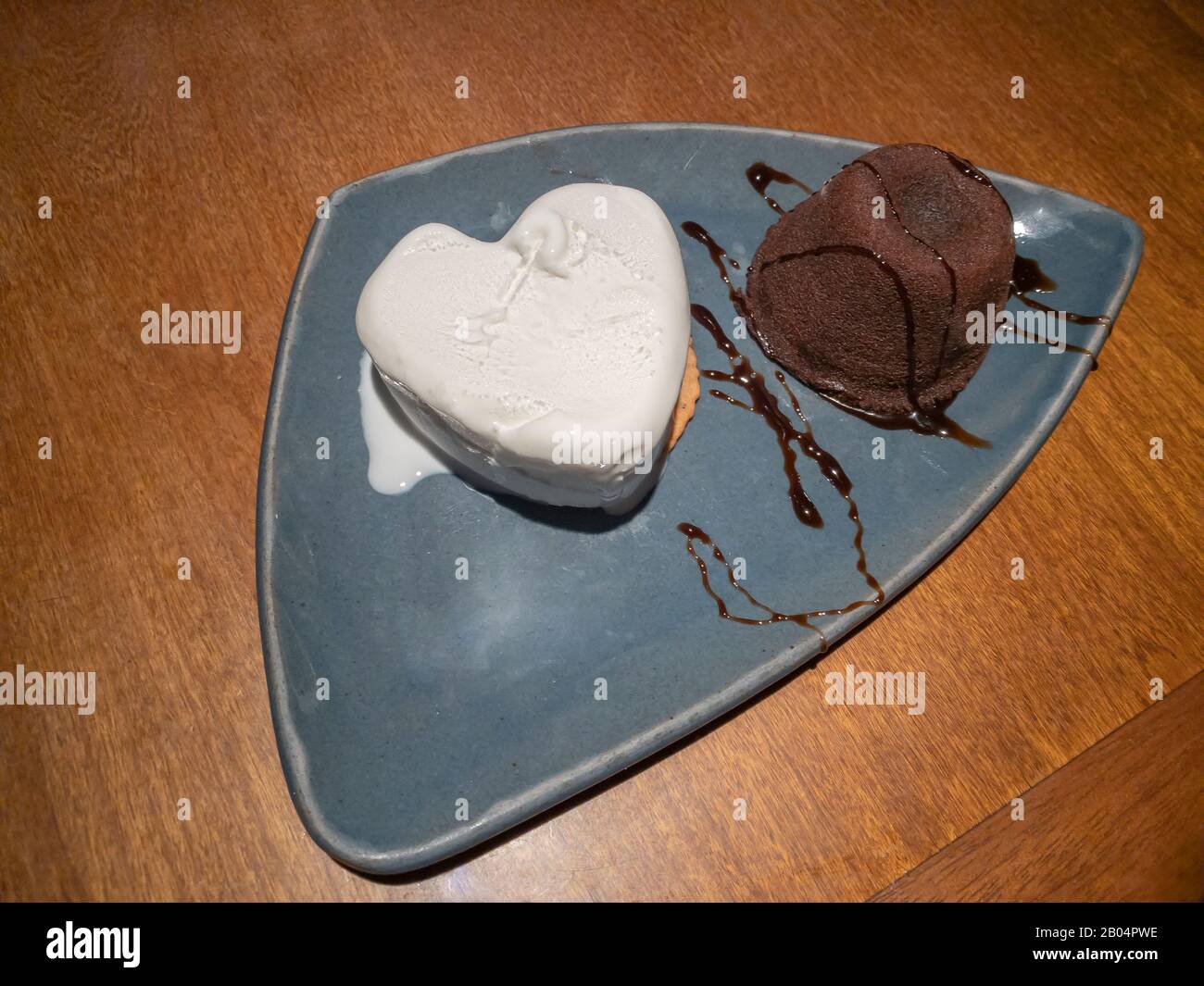 Gourmet-Schokolade und Eis Dessert mit Herz. Petit Gateau Dessert. Stockfoto