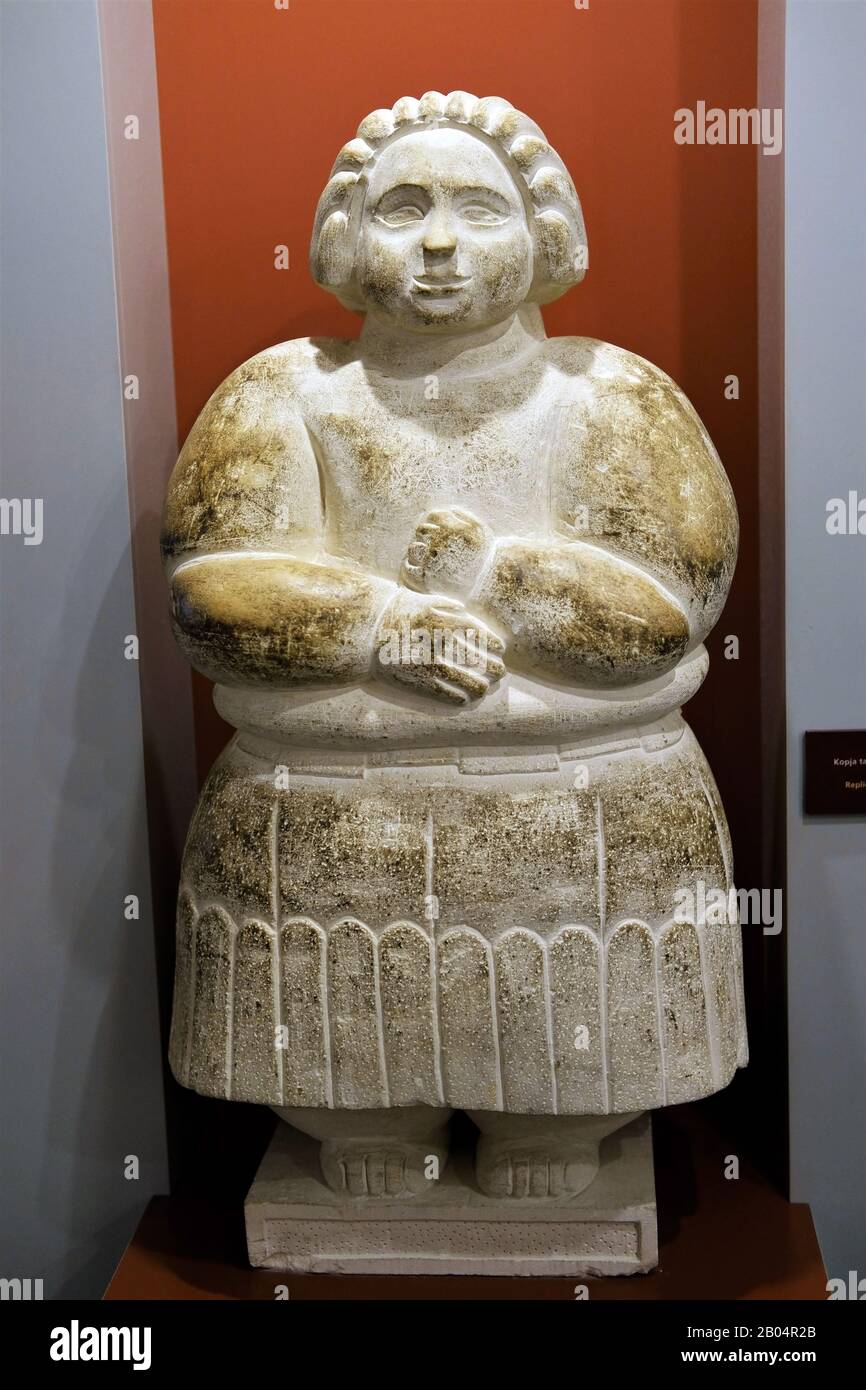 Ggantija Tempel, Gozo, Malta 02.02.2020. Nachbildung der gestirbten weiblichen Figur, die am Xaghra-Kreis zerbrochen gefunden wurde - ein jungsteinzeitlicher Beerenkomplex dat Stockfoto