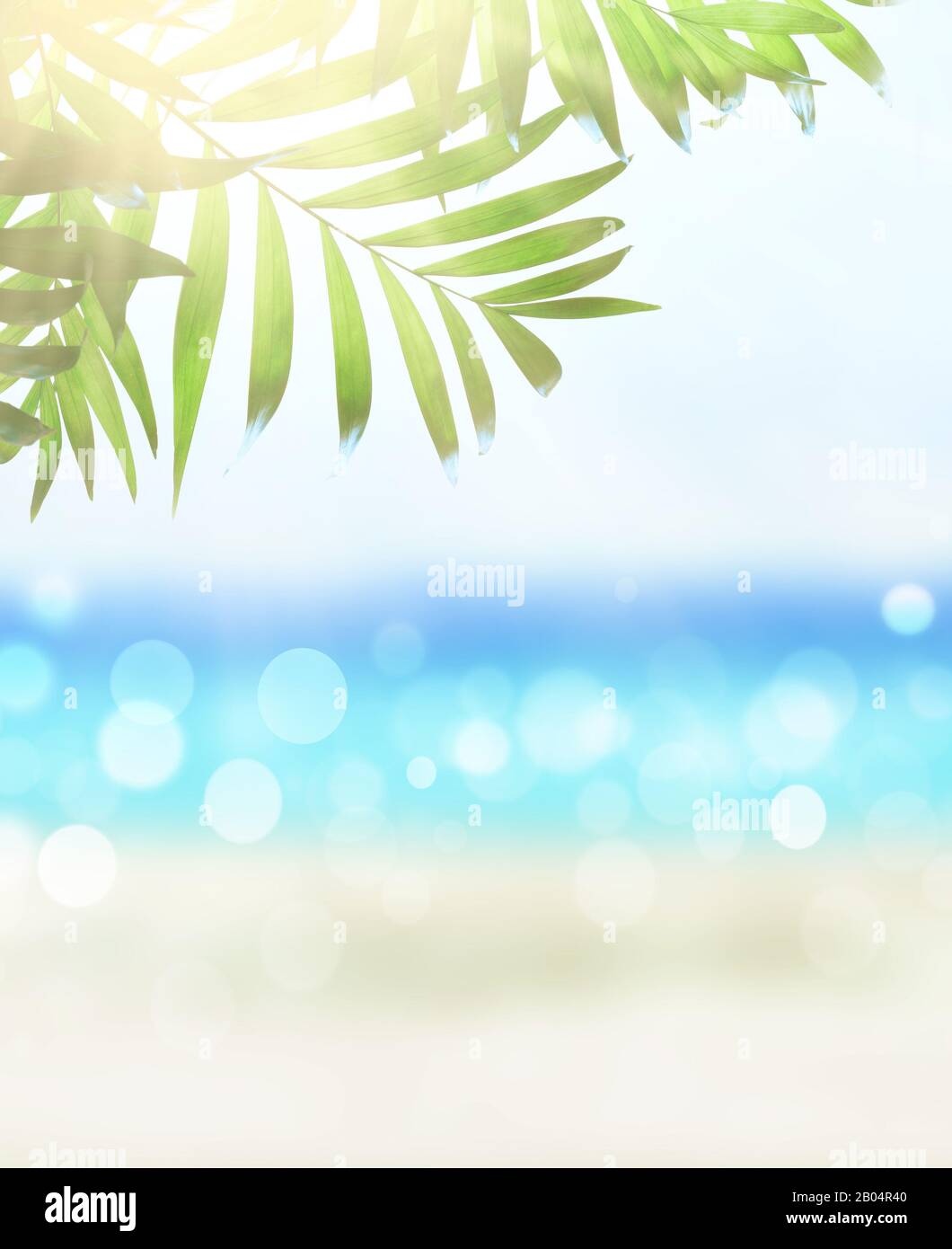Palmenblatt und tropischer Strand. Sommer Hintergrund. Stockfoto