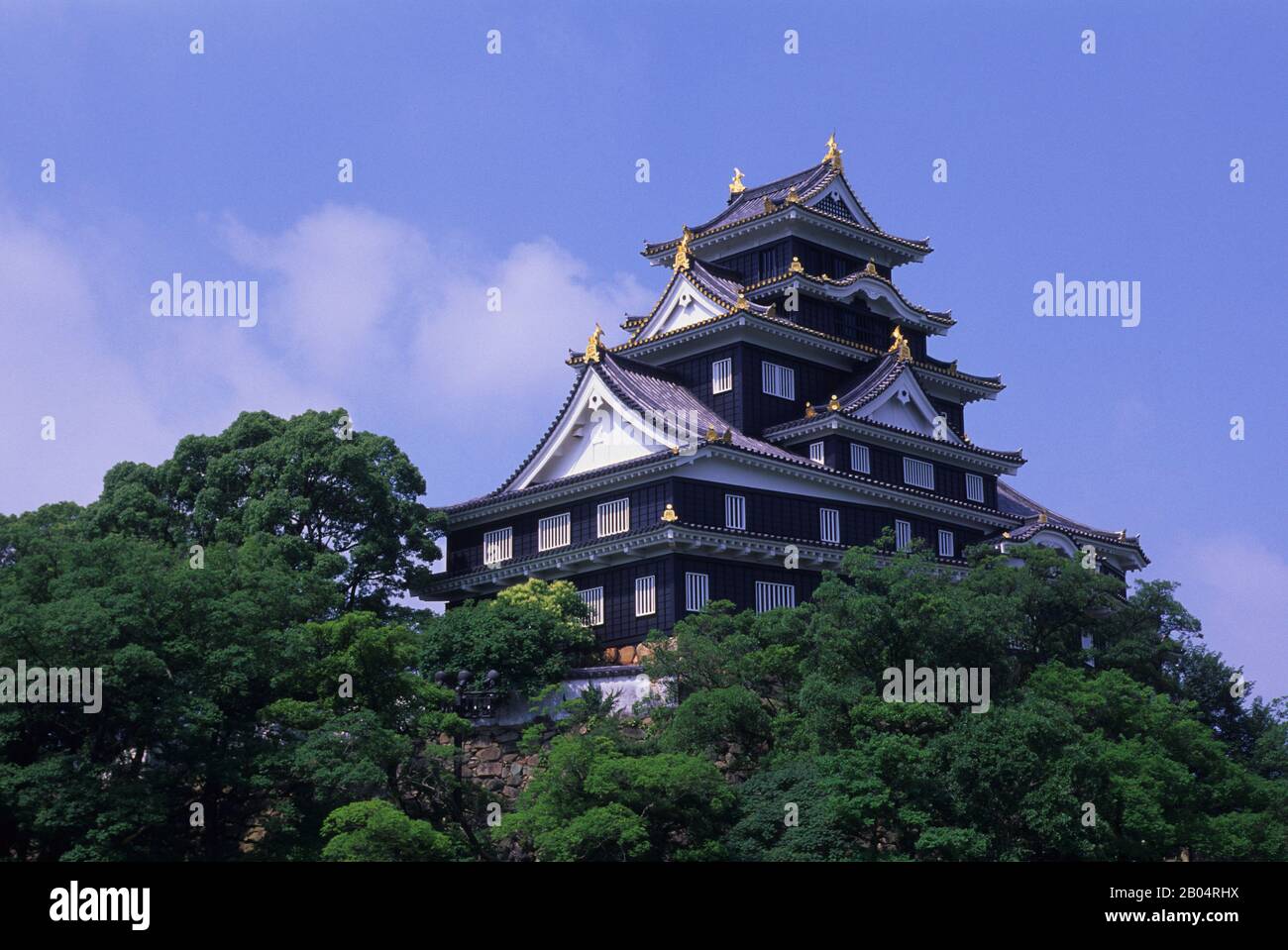 Blick auf die Burg Okayama, eine japanische Burg in der Stadt Okayama in der Präfektur Okayama in Japan. Stockfoto