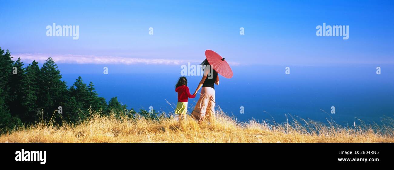 Frau und ihr Kind mit Sonnenschirm, Mt Tamalpais, Kalifornien, USA Stockfoto