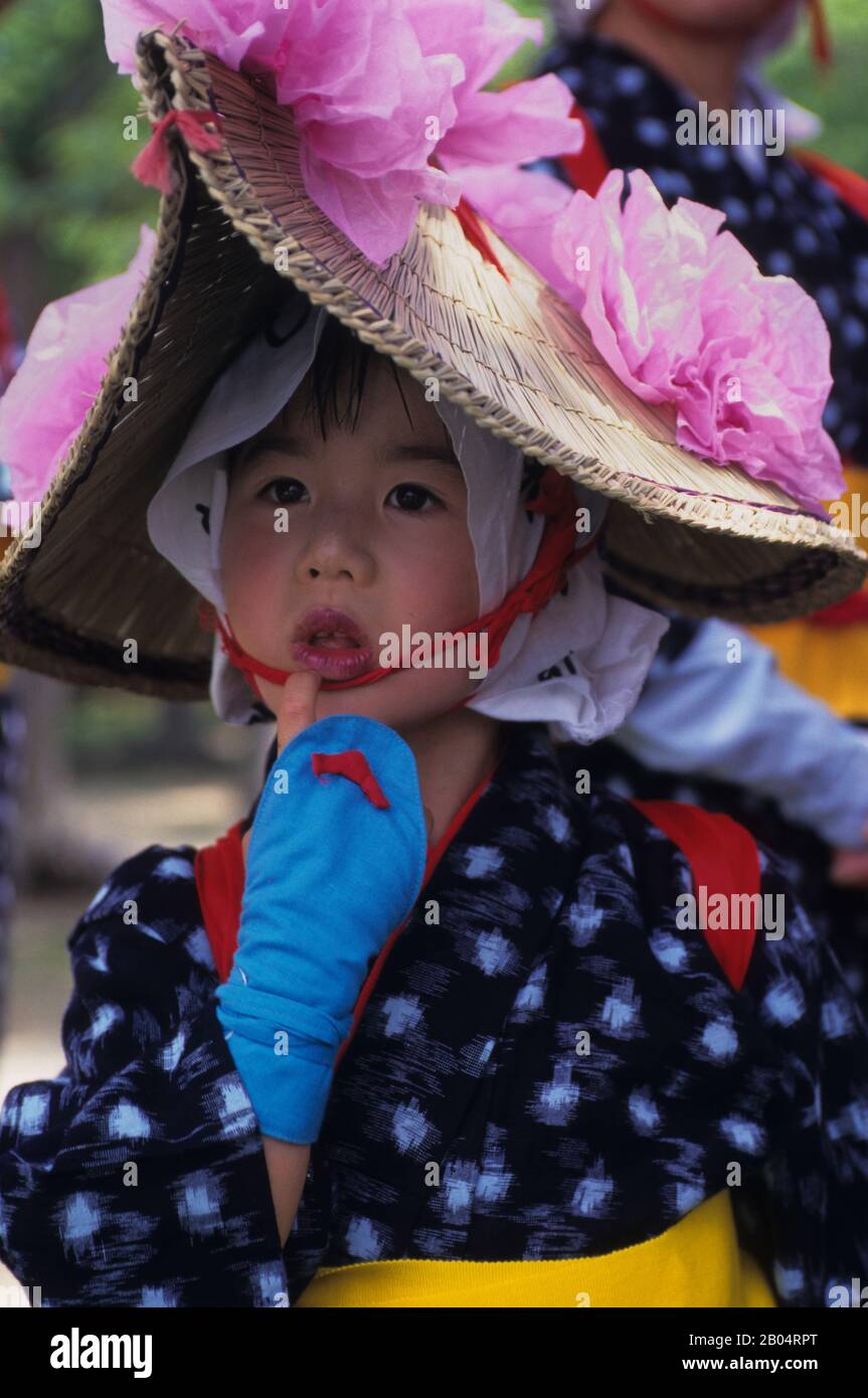 Porträt eines einheimischen Mädchens in traditioneller Tracht während eines Bauernfestes im Korakuen-Garten, einem japanischen Garten in Okayama in Japan. Stockfoto