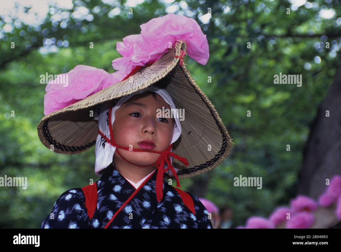 Porträt eines einheimischen Mädchens in traditioneller Tracht während eines Bauernfestes im Korakuen-Garten, einem japanischen Garten in Okayama in Japan. Stockfoto