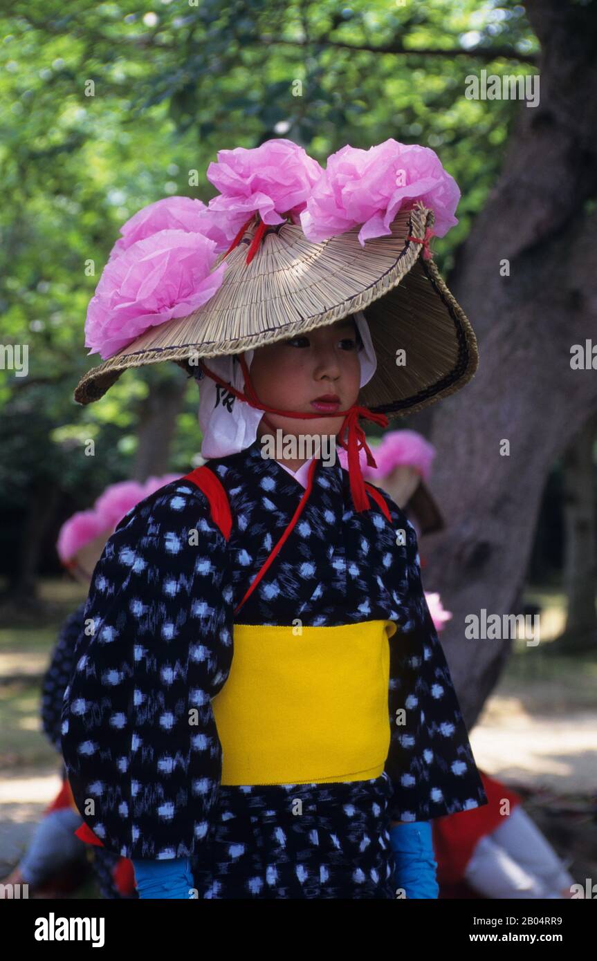 Porträt eines einheimischen Mädchens in traditioneller Tracht während eines Bauernfestes im Korakuen-Garten, einem japanischen Garten in Okayama in Japan. Stockfoto