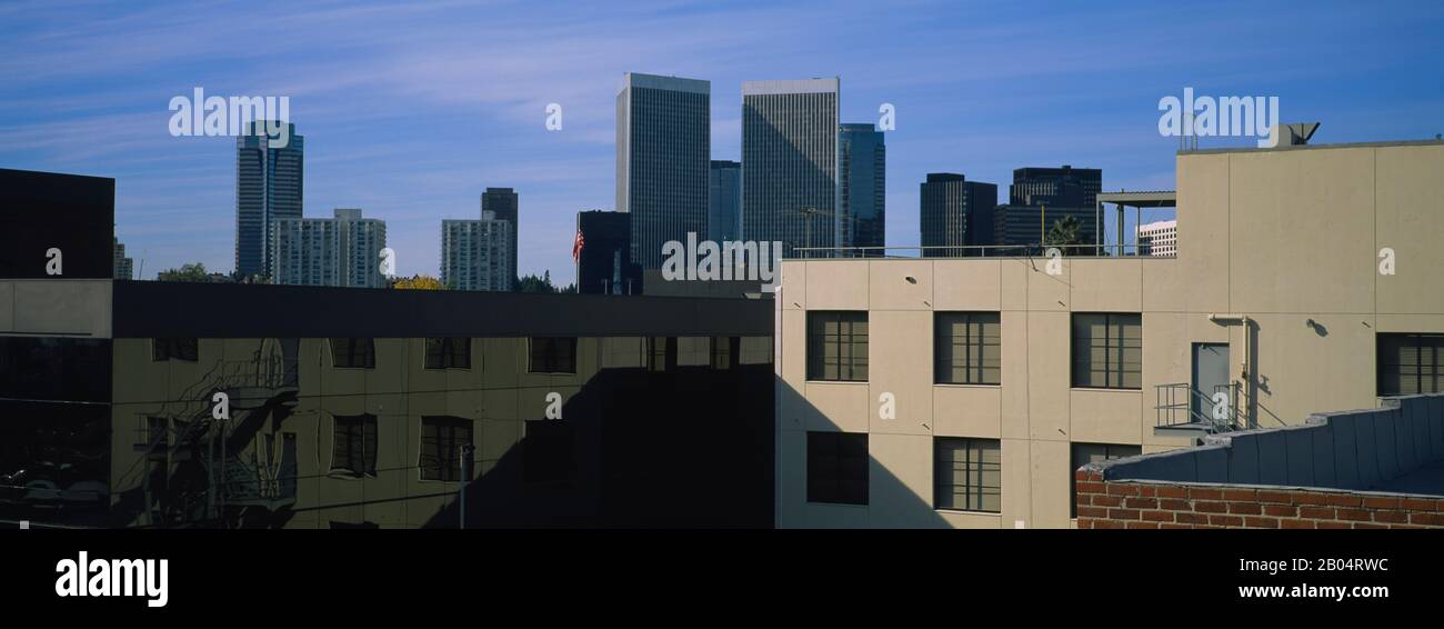 Gebäude vor Wolkenkratzern, Century City, City of Los Angeles, Kalifornien, USA Stockfoto