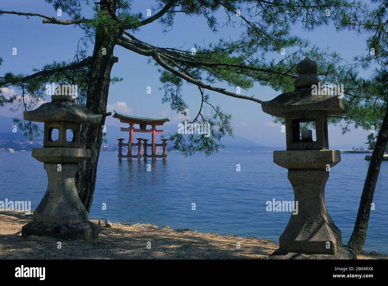 Blick auf das schwimmende Tori-Tor des Itsukushima-Schreins (Shinto-Schrein), das zum UNESCO-Weltkulturerbe gehört, auf der Insel Itsukushima bei Hiroshima in Stockfoto