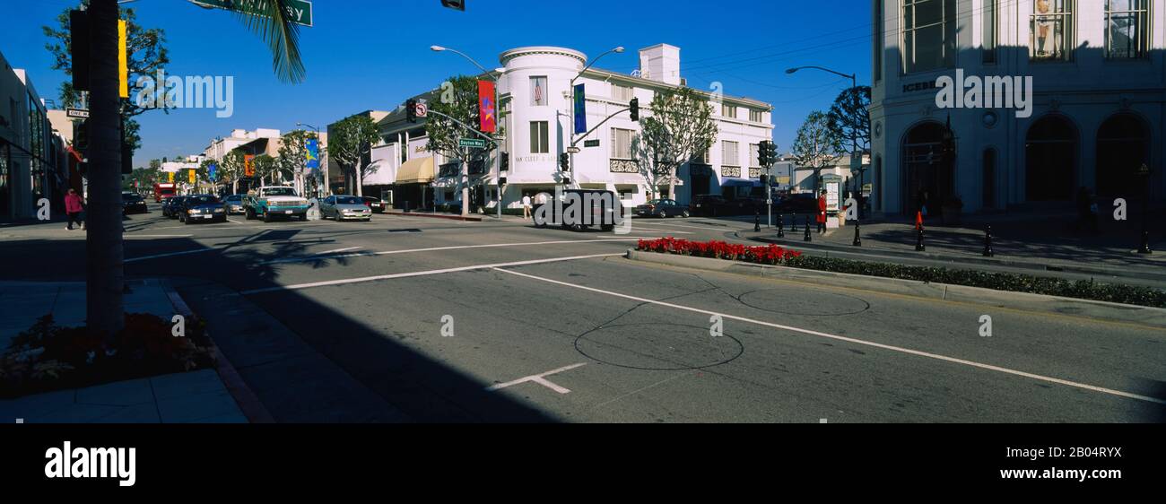 Gebäude entlang einer Straße, Rodeo Drive, Beverly Hills, Kalifornien, USA Stockfoto