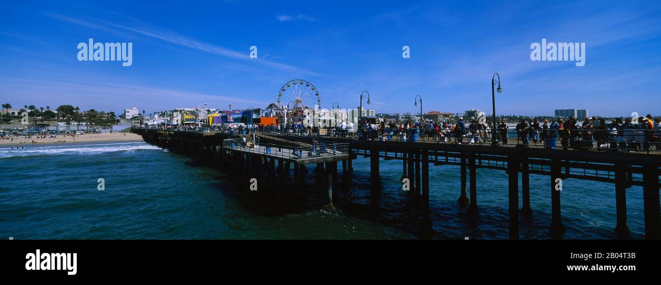 Touristen auf einer Promenade, Santa Monica Pier, Santa Monica, Kalifornien, USA Stockfoto