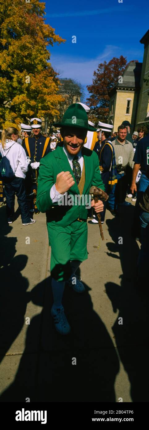 Porträt eines mittleren erwachsenen Mannes in einer Parade Marching Band, University Of Notre Dame, South Bend, Indiana, USA Stockfoto