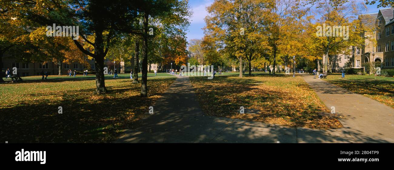 Eine Gruppe von Menschen auf einem Universitätsgelände, University of Notre Dame, South Bend, Indiana, USA Stockfoto