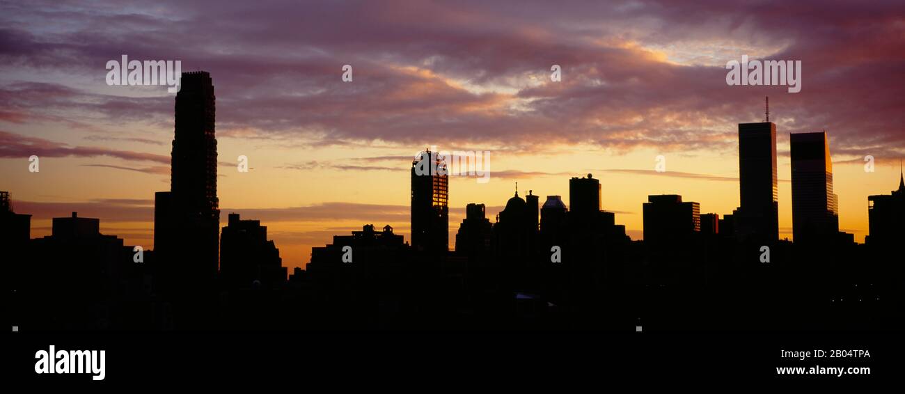 Silhouette von Wolkenkratzern bei Sonnenuntergang, Manhattan, New York City, New York State, USA Stockfoto