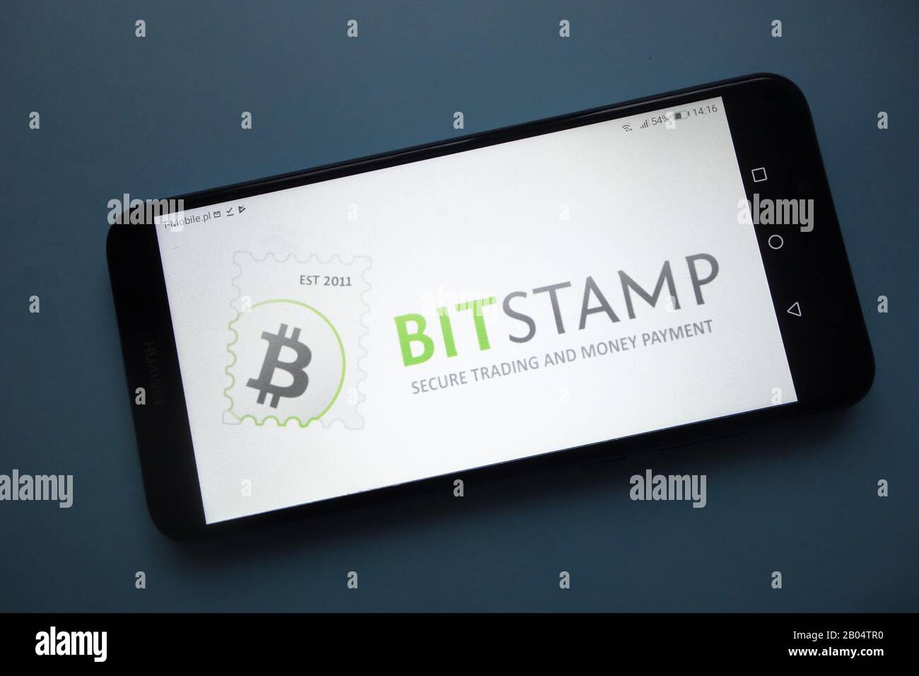 Auf dem Smartphone wird das Bitstamp Cryptocurrency Exchange Logo angezeigt Stockfoto