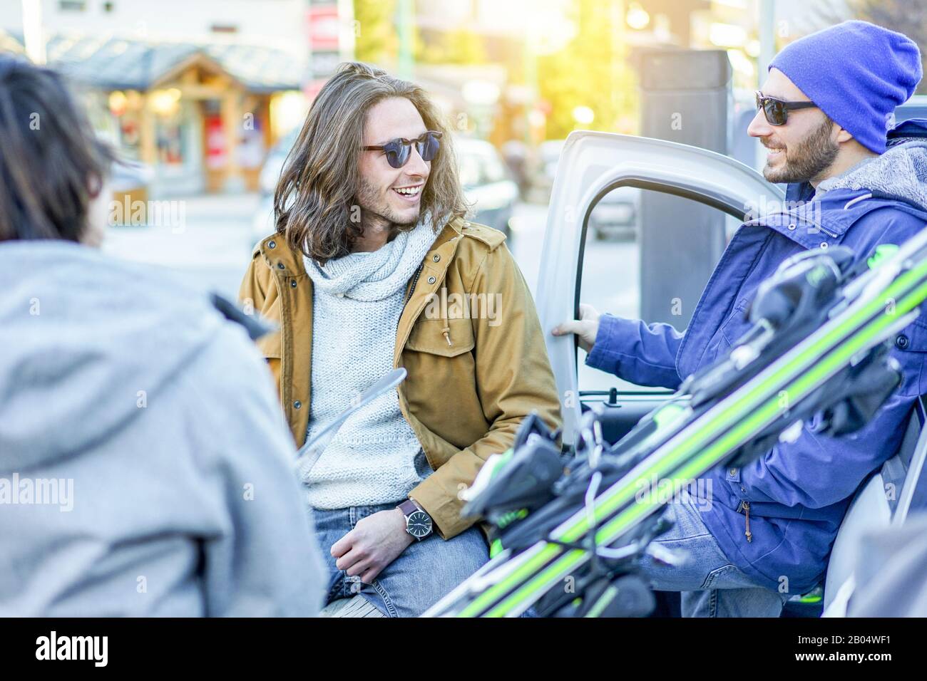 Drei fröhliche Freunde im Ski-Feriendorf für sportliche Winterferien - Junge Leute mit Spaß - Extreme Sport und Freundschaftskonzept - Konzentrieren sich auf cen Stockfoto