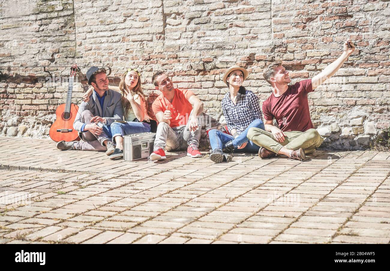 Gruppe trendiger Freunde, die selfie mit Handy im alten historischen Stadtzentrum im Freien nehmen - Technologiewahn des Konzepts der neuen Generation - Youn Stockfoto