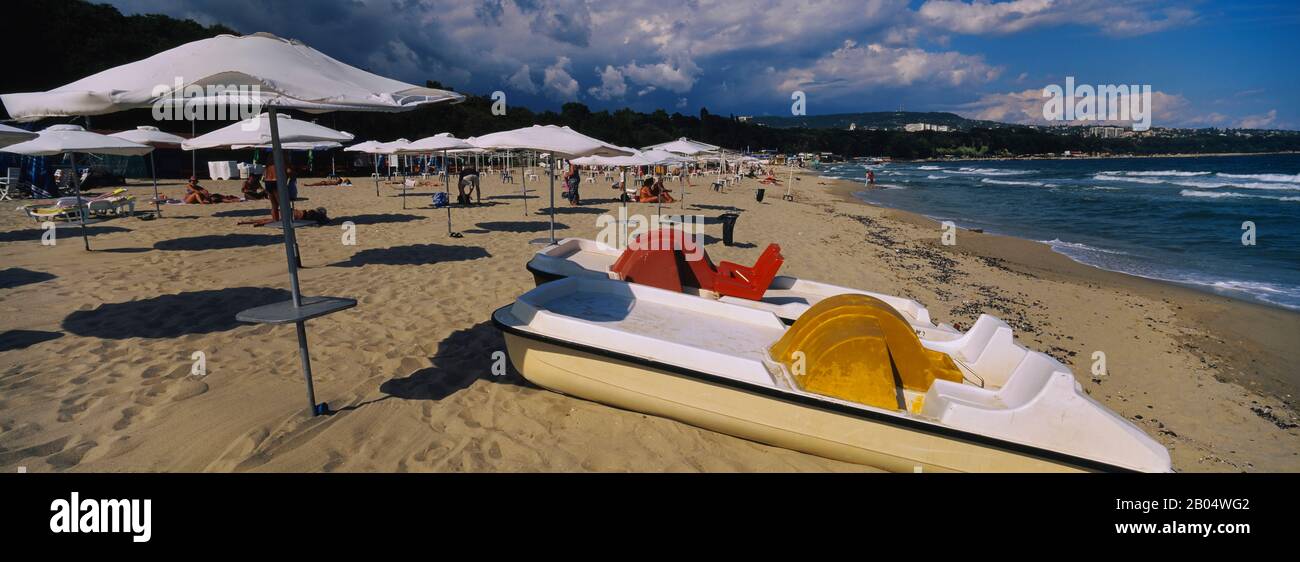 Tretboote und Sonnenschirme am Strand, am Schwarzen Meer, in Warna, Bulgarien Stockfoto