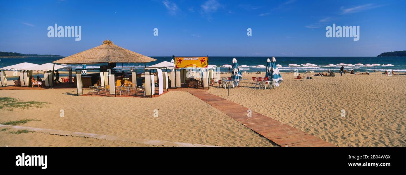 Boardwalk führt zu einem Café am Strand, dem Schwarzen Meer, Warna, Bulgarien Stockfoto