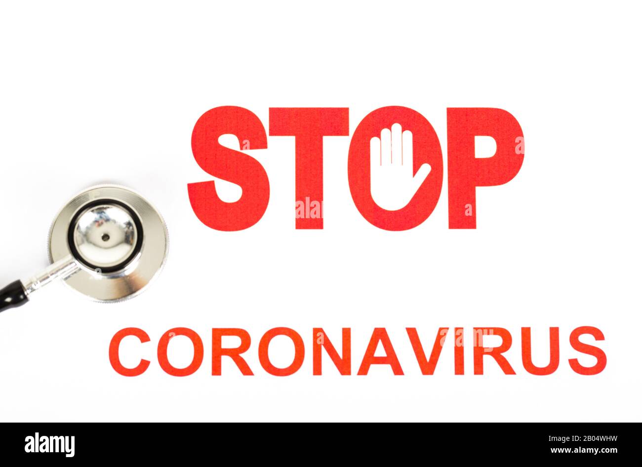 Roman Covid-19, Wuhan-Virus-Konzept aus China. Textphrase Coronavirus mit roten Buchstaben mit STOPPZEICHEN auf weißem Hintergrund. Kopierbereich. Mit Stethosc Stockfoto
