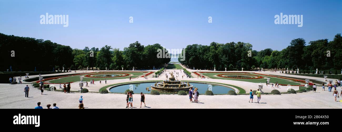 Touristen rund um einen Brunnen, Versailles, Frankreich Stockfoto