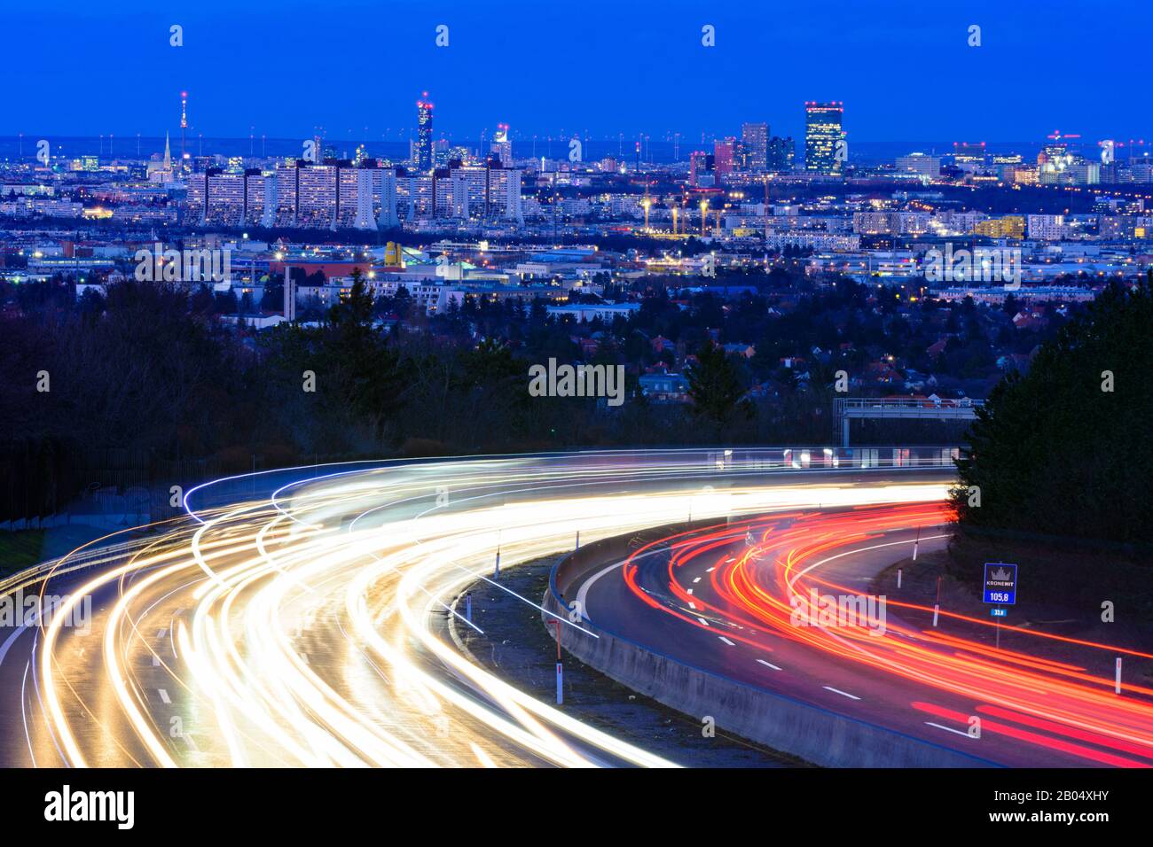 Brunn am Gebirge: Autobahn A21, Pkw-Lichtwege, Blick in die Wiener Innenstadt im Wienerwald, Wienerwald, Niederösterreichischen, Österreich Stockfoto