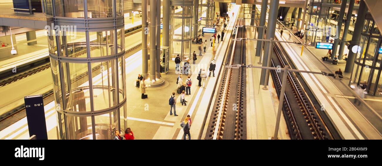 Blick auf eine Gruppe von Menschen, die an einem Bahnsteig, Hauptbahnhof, Berlin, Deutschland stehen Stockfoto