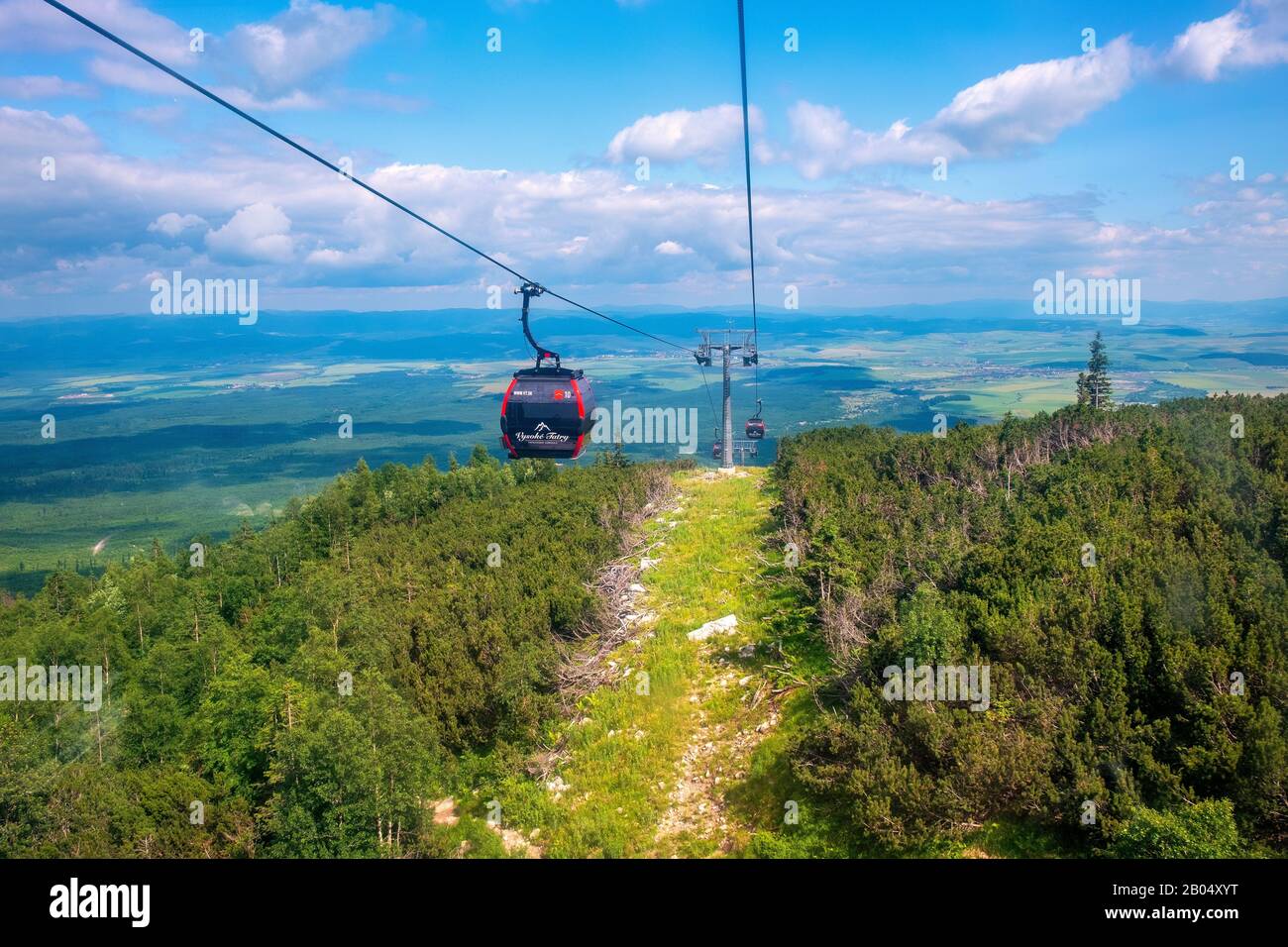 Tatranska Lomnica, Tatra Mountains / Slowakei - 2019/06/28: Seilbahn zum Lomnica-Gipfel - Lomicky stit - mit slowakischem Tatra-Unterhügelland im Rücken Stockfoto