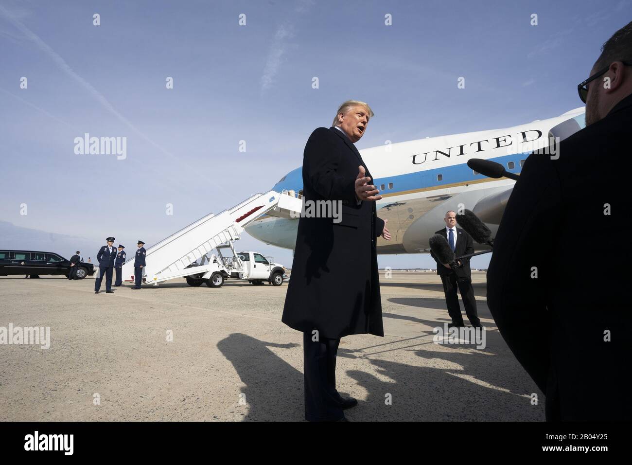 Washington, Vereinigte Staaten. Februar 2020. Präsident Donald J. Trump spricht vor seiner Abreise nach Los Angeles auf der Joint Base Andrews am Dienstag, 18. Februar 2020, mit Medienmitgliedern neben Air Force One. Foto von Stefani Reynolds/UPI Credit: UPI/Alamy Live News Stockfoto