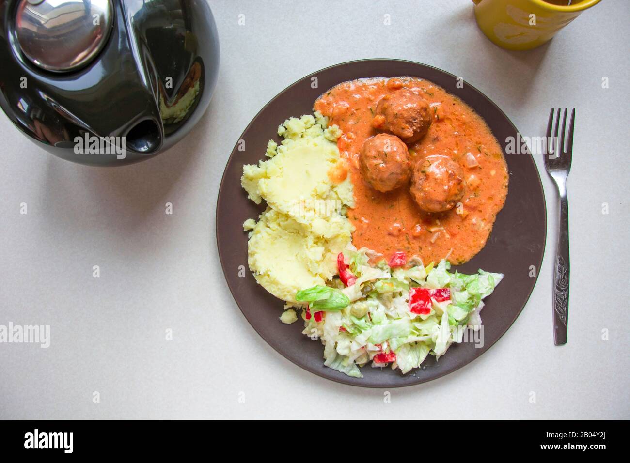 Traditionelles, hausgemachtes polnisches Abendessen, Kartoffeln mit Fleischbällchen und Salat, Draufsicht Stockfoto