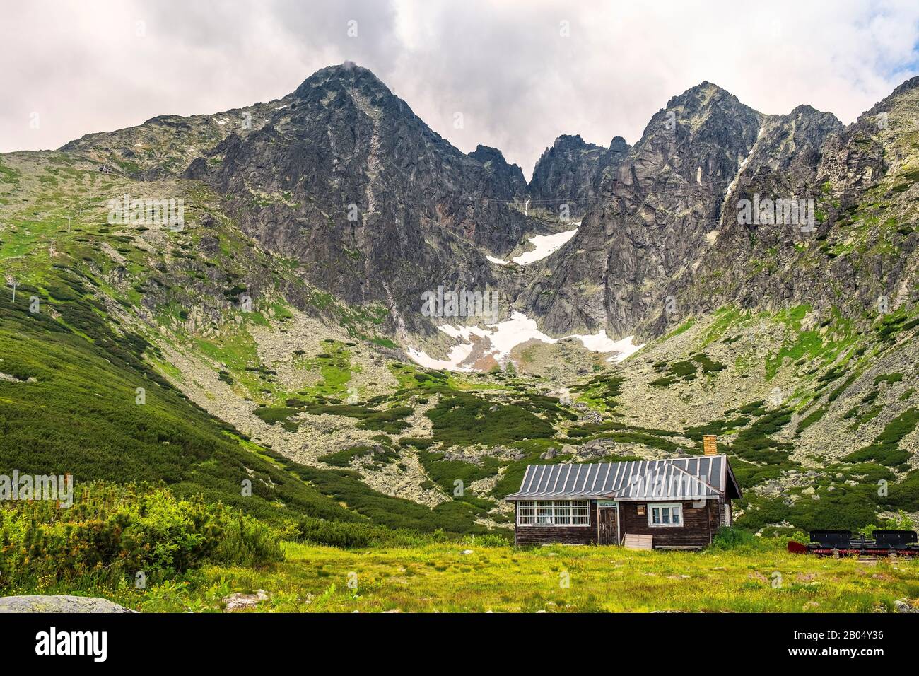 Tatranska Lomnica, Tatra Mountains / Slowakei - 2019/06/28: Panoramaaussicht auf den Lomnica-Gipfel in den slowakischen Tatra-Mountins - Lomicky stit Stockfoto