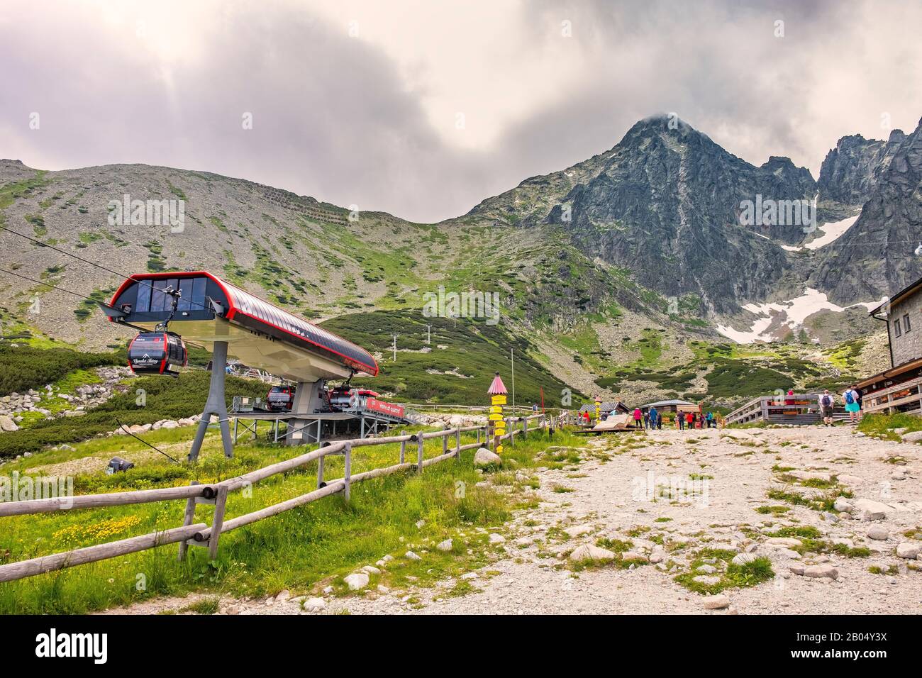 Tatranska Lomnica, Tatra Mountains / Slowakei - 2019/06/28: Seilbahnstation zum Lomnica-Gipfel - Lomicky stit - am Skalnate Pleso-Bergteich Stockfoto